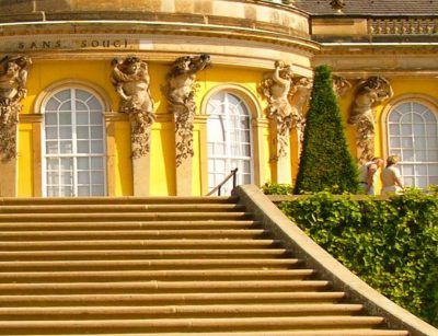 Stuttgart Thư viện thành phố tại Mailänder Platz - kiệt tác kiến trúc hiện đại của Stuttgart.